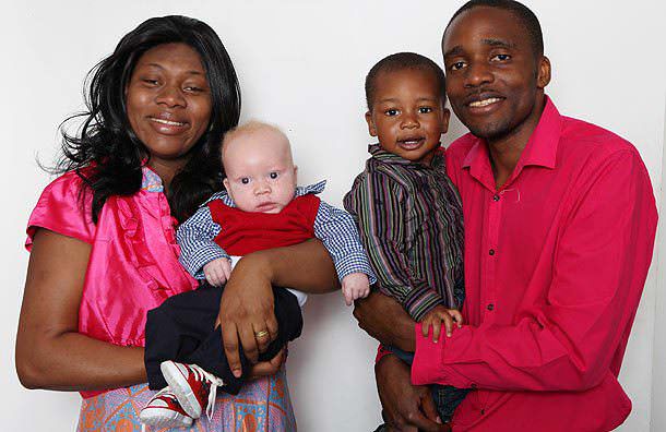 Чернокожие родители находились в таком шоке, что не могли говорить, когда у них родился мальчик со светлыми волосами