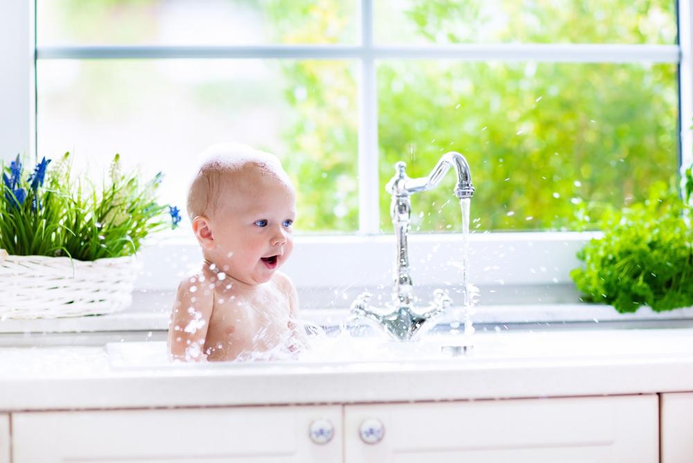 Чистая радость: 18 милых малышей в ванной