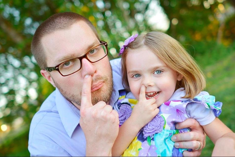 Моя дочь – как дикий зверь: папа о том, почему его дочь на поводке