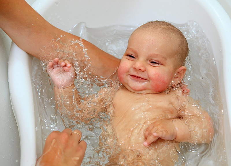 Водные процедуры: ТОП-5 мифов о купании младенца