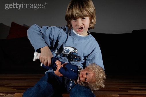 Мальчик играет в куклы: 5 причин, почему это нормально