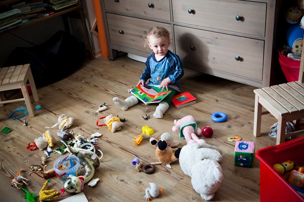 Почему дети бросают игрушки на пол: 3 причины, чтобы понять и простить