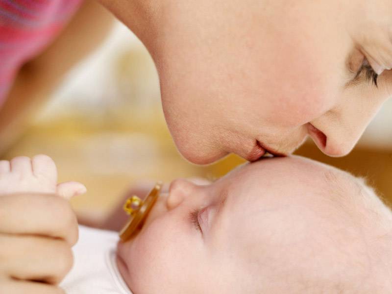 Это табу: 10 вещей, которых нельзя делать при маме новорожденного