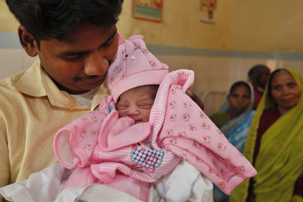 Родить в 10 лет: девочка из Индии стала мамой, даже не узнав об этом