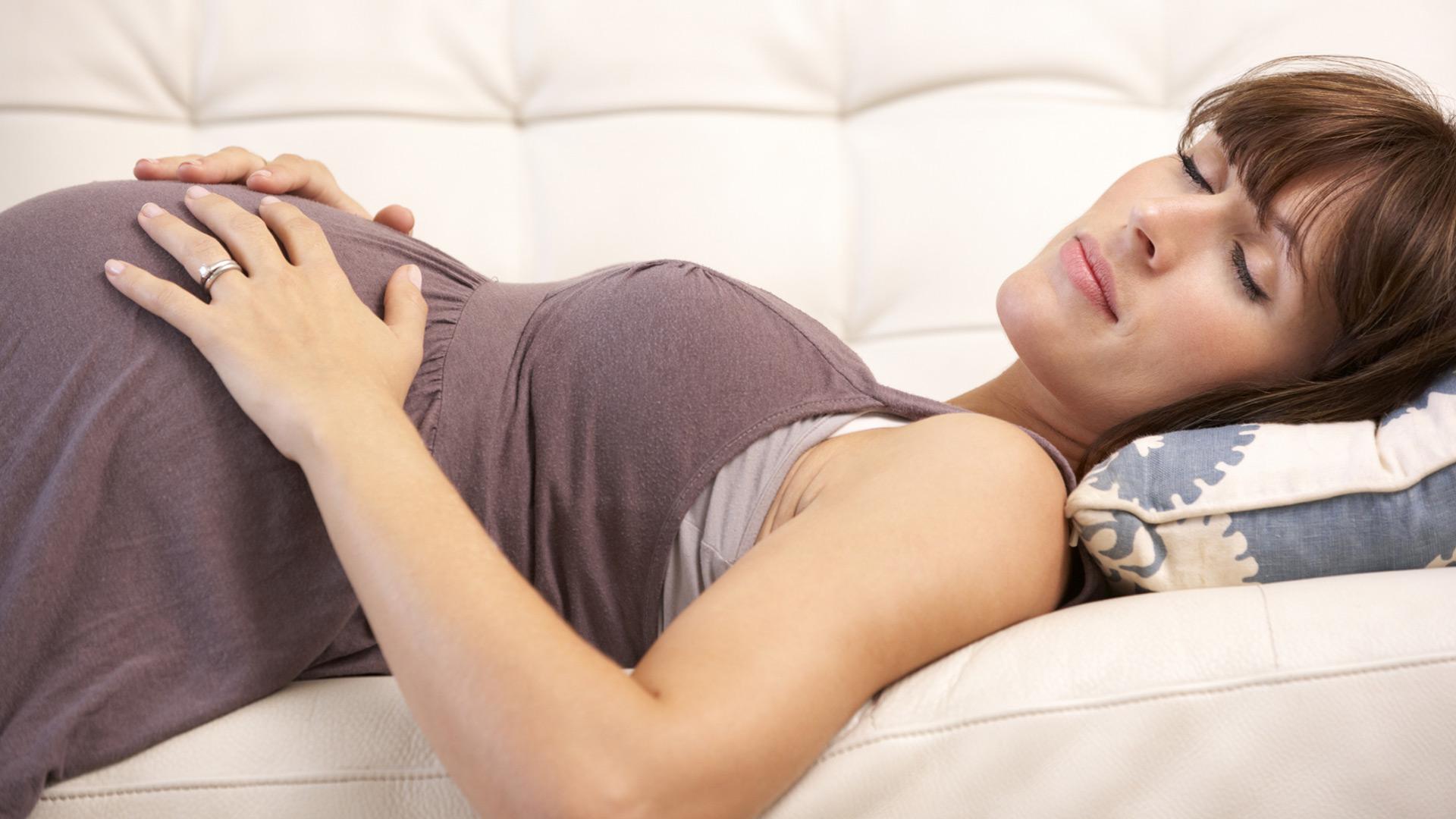 Врачи бьют тревогу: почему спать на спине беременным - опасно?