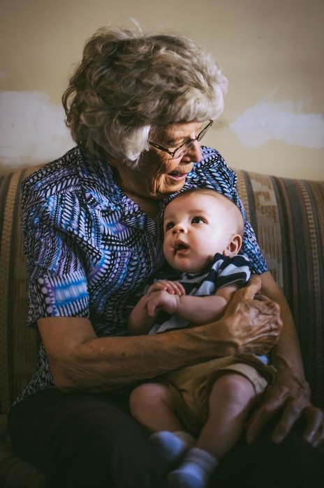 Смахнуть слезу: 30 первых встреч правнуков с их бабушками и дедушками