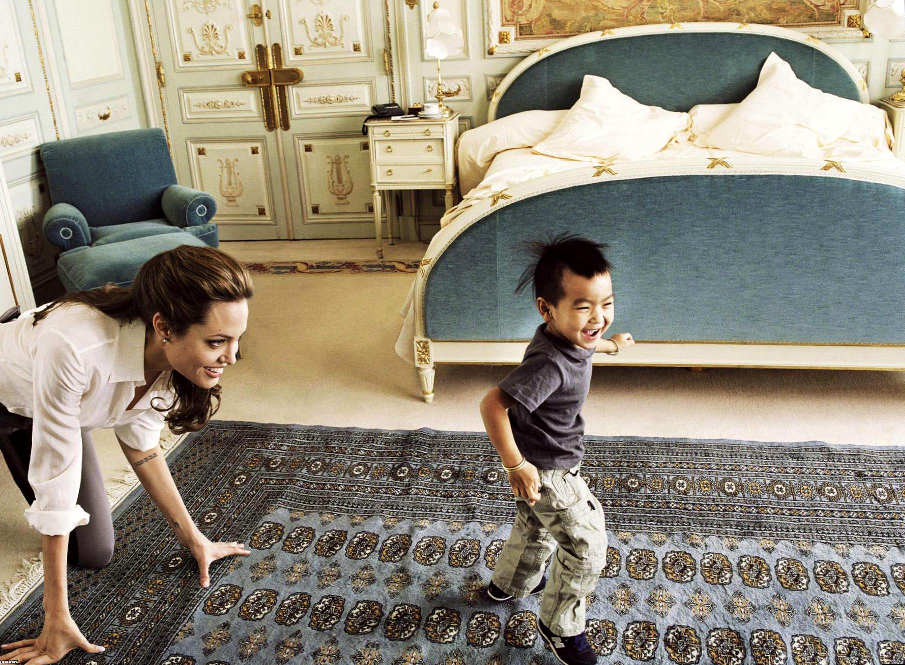 Анджелина Джоли и дети: 18 лучших кадров из семейного архива