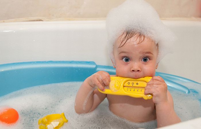 Купание малыша: какой температуры должна быть вода