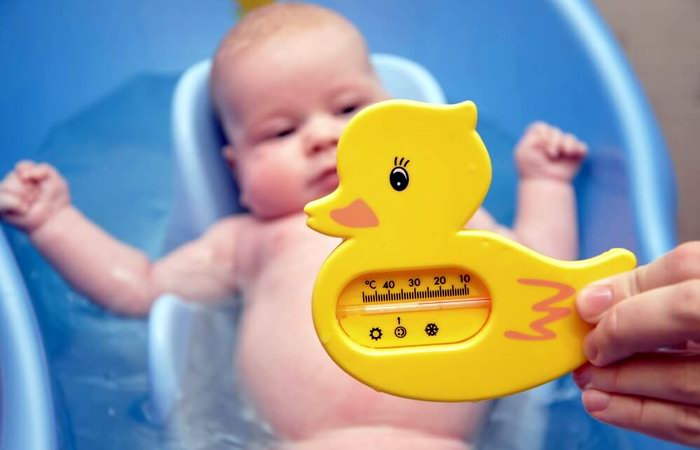 Купание малыша: какой температуры должна быть вода