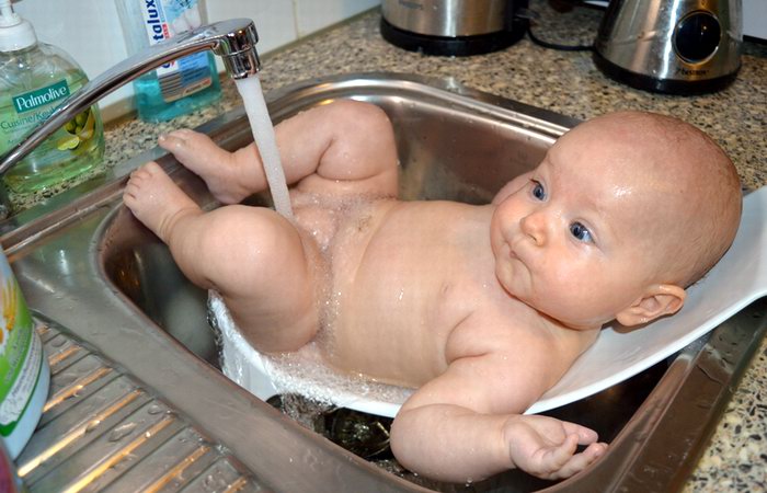 Купание и мытье младенца: в чем разница