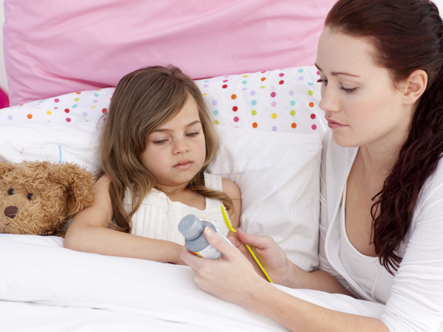 Высокая температура у ребенка: 6 советов, что можно, а чего нельзя