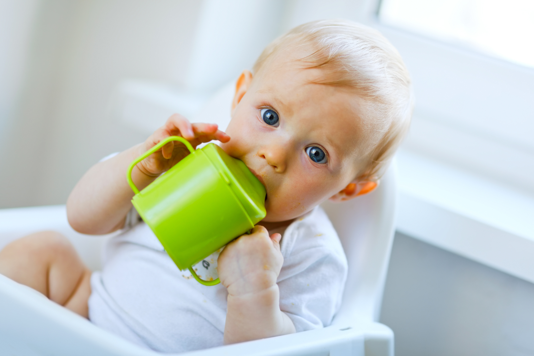 Бутылка VS. Чашка: как научить малыша пить из чашки