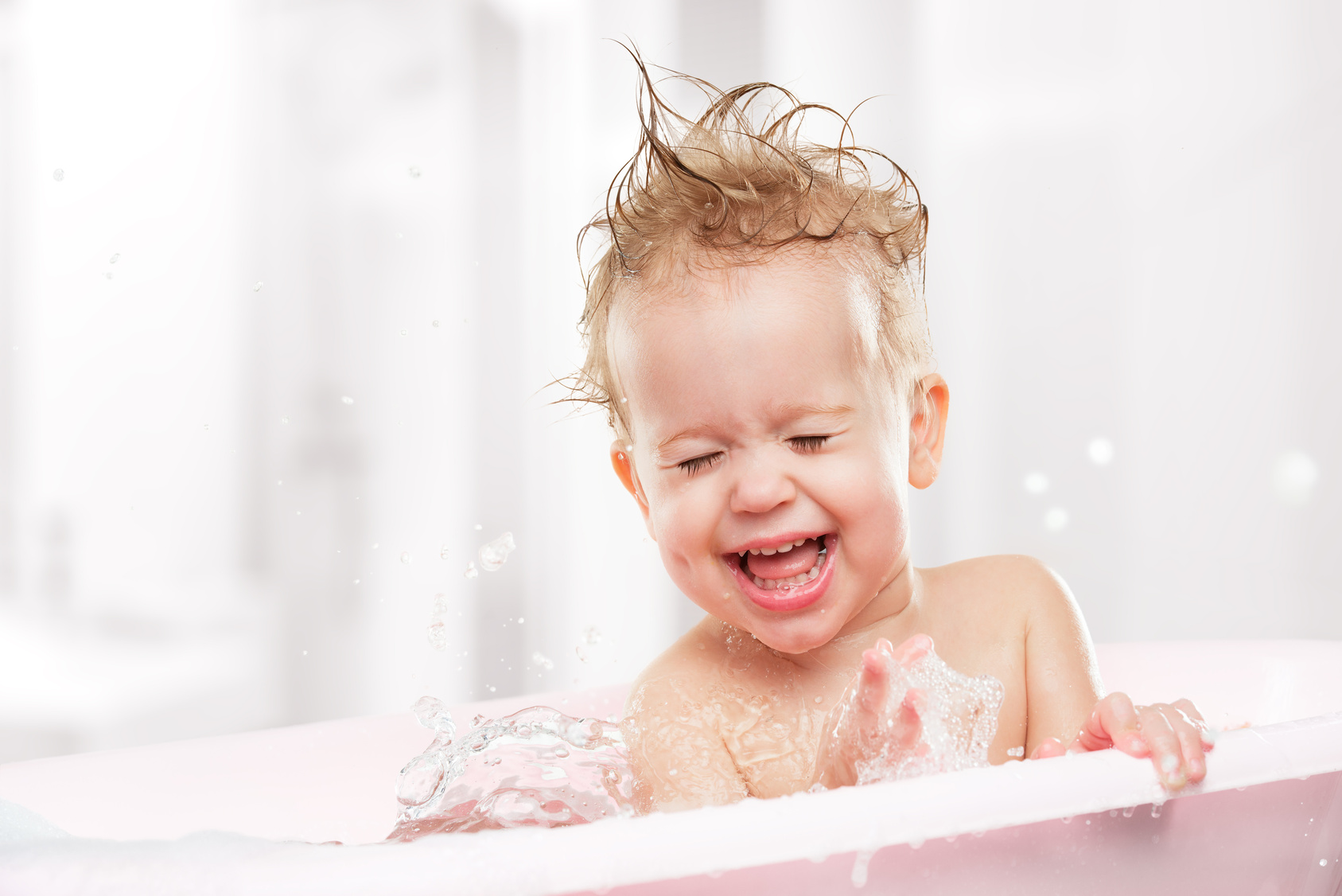 Чистая радость: 18 милых малышей в ванной