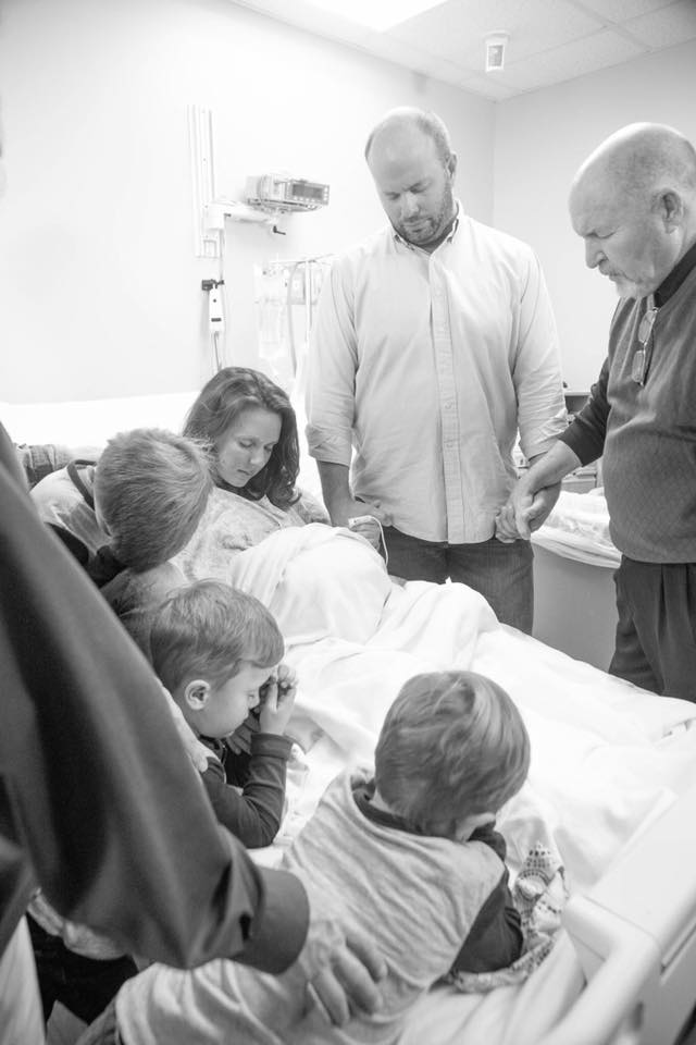 Подарок судьбы: после лечения - мать 3-х детей родила шестерняшек 