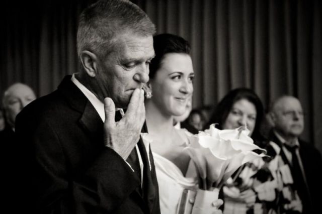 Папа плачет от счастья: 25 трогательных моментов на свадьбах дочек