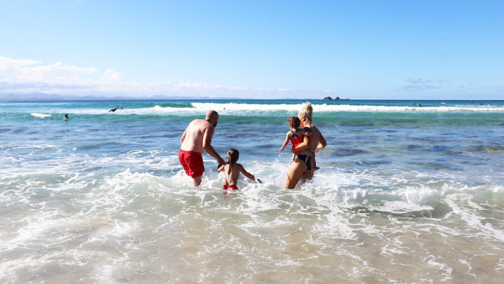 Уже не стесняюсь: мама-блогер искренне о пляжных фото с дочкой