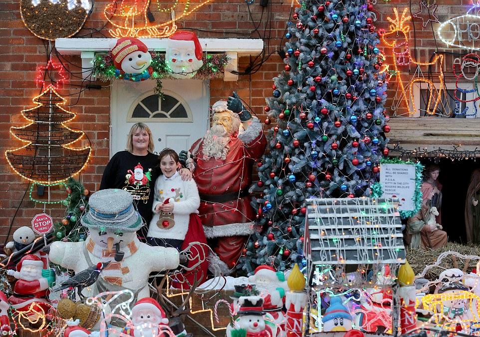 Семья из Британии тратит тысячи фунтов на Рождественскую сказку