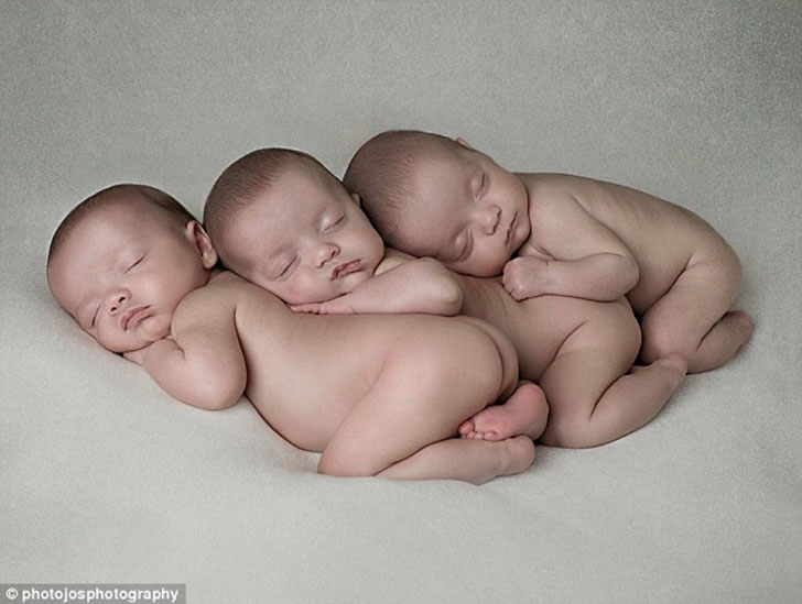 Абсолютно 1 в 1: в Британии родились тройняшки - 100% генетические копии