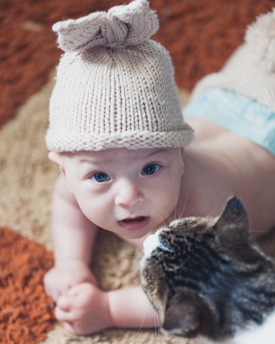 Младенцы и кошки: 25 фото, градус милоты в которых зашкаливает