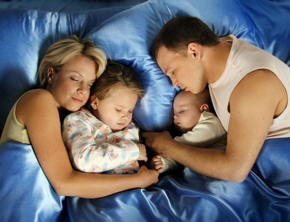 Почему малыш должен спать с мамой до 3-х лет: исследование ученых