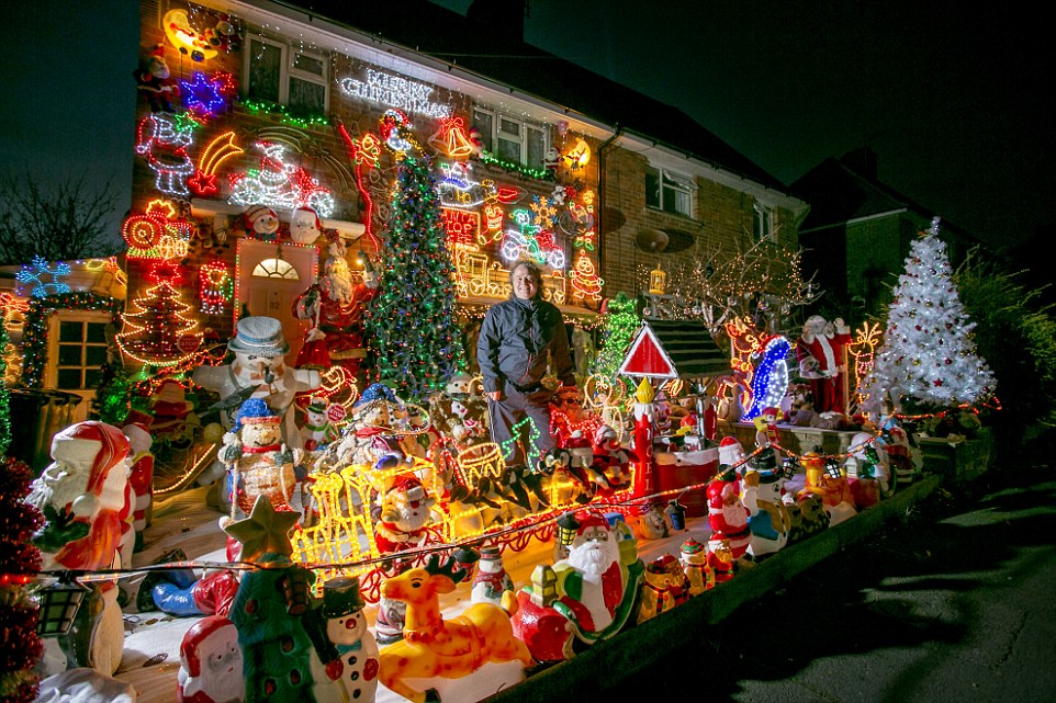 Семья из Британии тратит тысячи фунтов на Рождественскую сказку