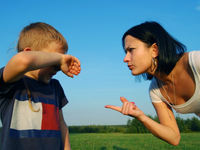 Разрушительный эффект: 10 фраз, которые ранят ребенка до глубины души