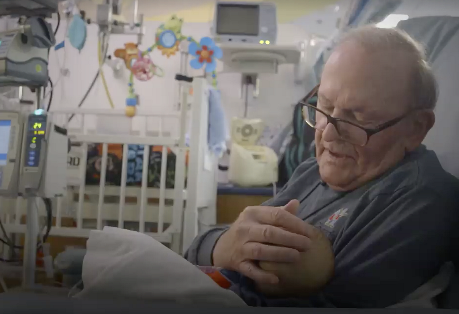12 лет в больнице: ему 82, и он помогает недоношенным малышам
