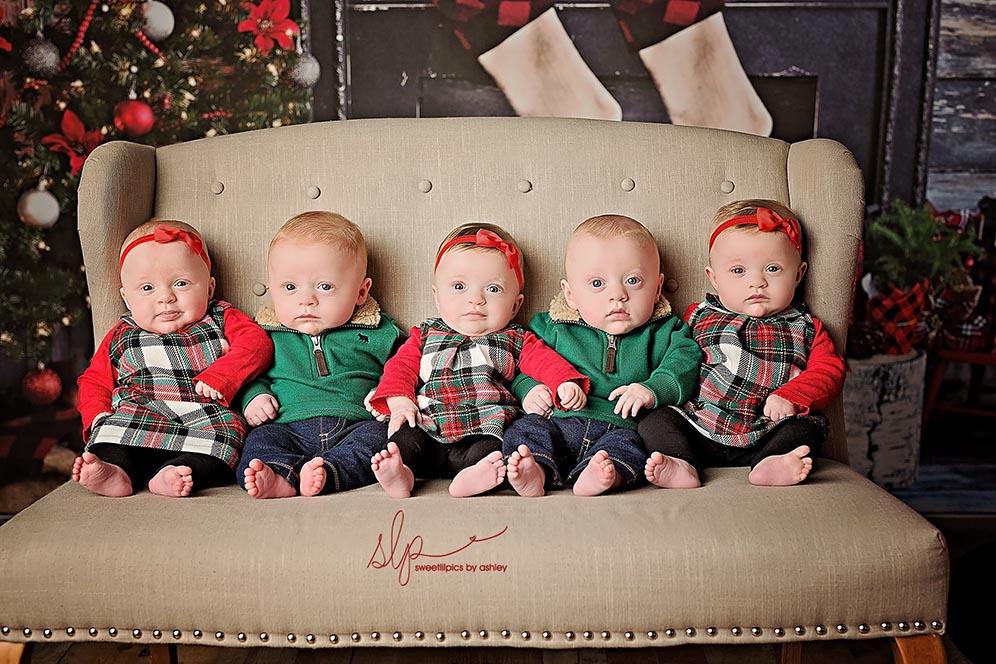 Фото-сет пятерняшек в их первое Рождество очаровал тысячи людей