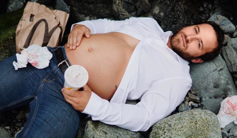 Я жду ребенка: фото-сет беременного папы покорил Facebook