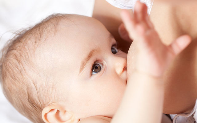 Когда кормить младенца: ранние и поздние признаки голода