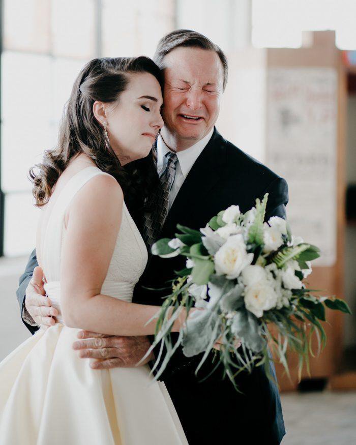 Папа плачет от счастья: 25 трогательных моментов на свадьбах дочек