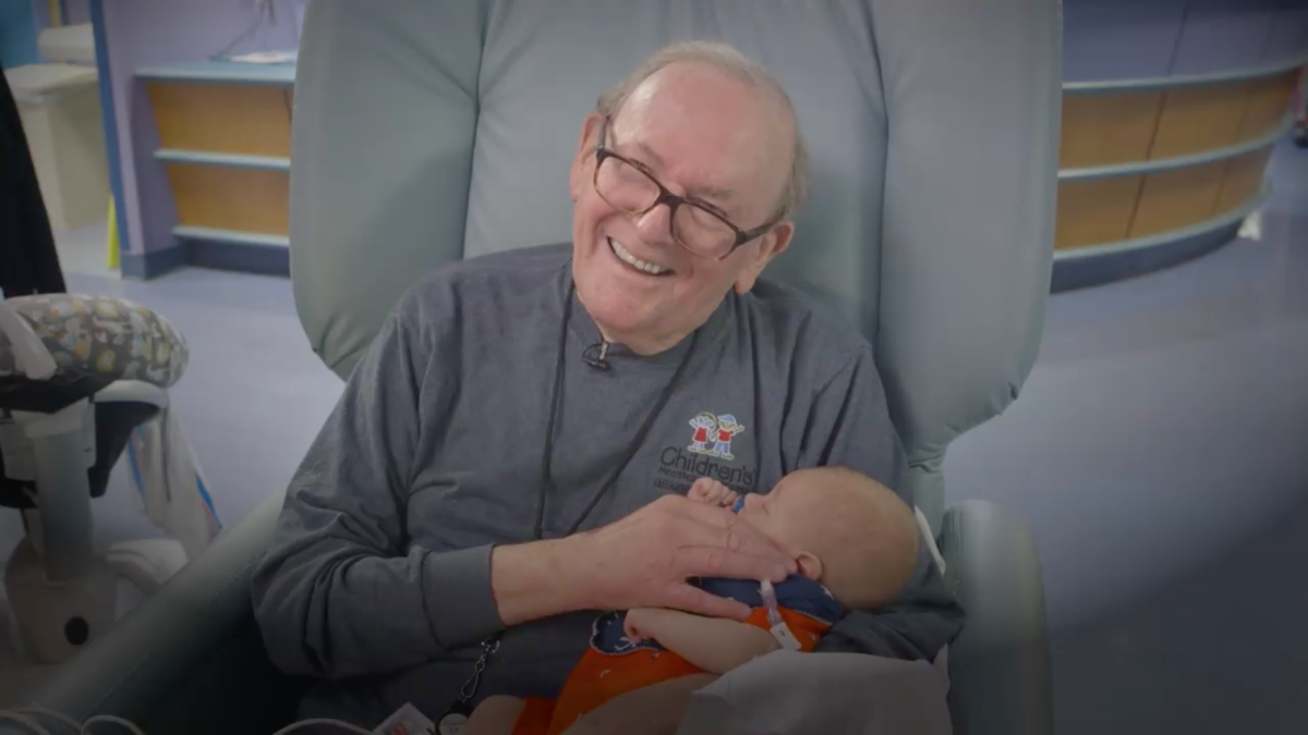 12 лет в больнице: ему 82, и он помогает недоношенным малышам