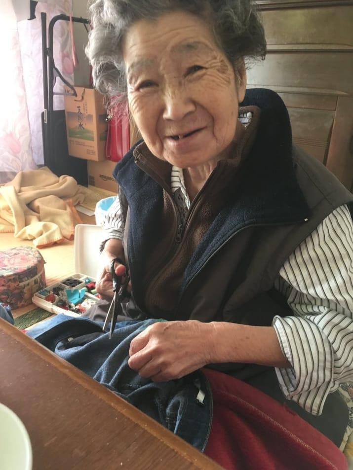 Теперь можно носить: бабушка из Японии тайком подлатала джинсы внучки