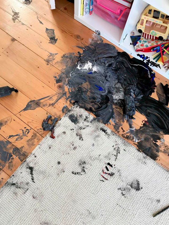 Этот малыш разрисовал весь дом черной краской, пока мама висела на телефоне