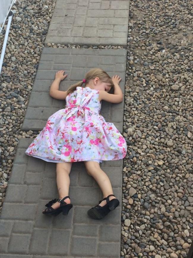 Сон оказался сильнее: 20 малышей, которые не смогли побороть усталость
