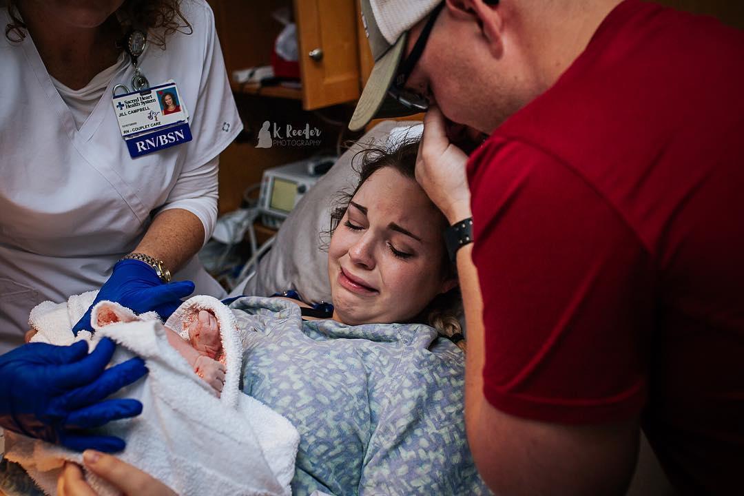Роды с другой стороны: фотограф показывает, как рождается малыш