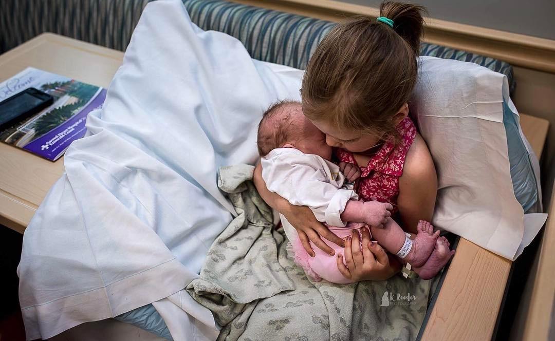 Роды с другой стороны: фотограф показывает, как рождается малыш