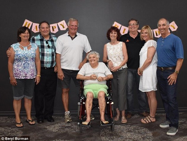 Внуки — это чудо: 90-летняя австралийка стала бабушкой в 87-й раз
