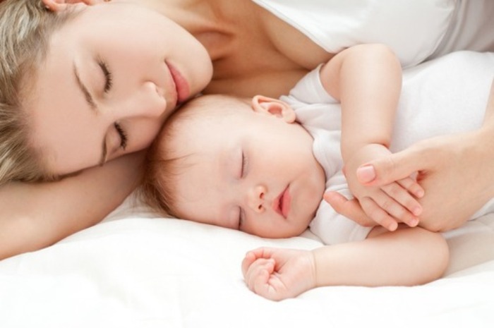 Ученые доказали, что ребенок должен спать с мамой до 3 лет