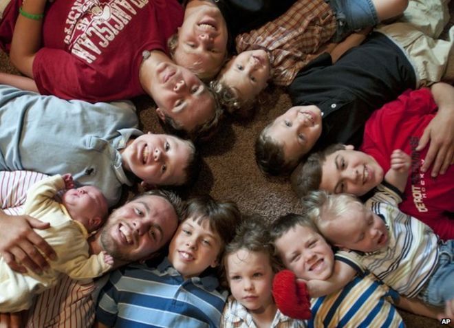 Семья с 13 мальчиками ждет еще одного ребенка, но его пол — узнавать отказалась