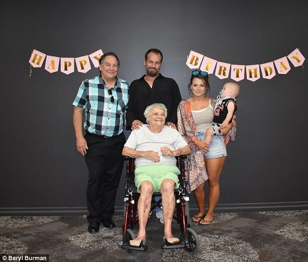 Внуки — это чудо: 90-летняя австралийка стала бабушкой в 87-й раз
