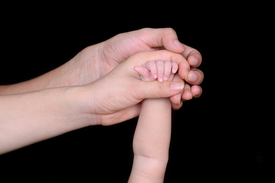 Недоношенный малыш — больший стресс для папы, чем для мамы: и вот почему