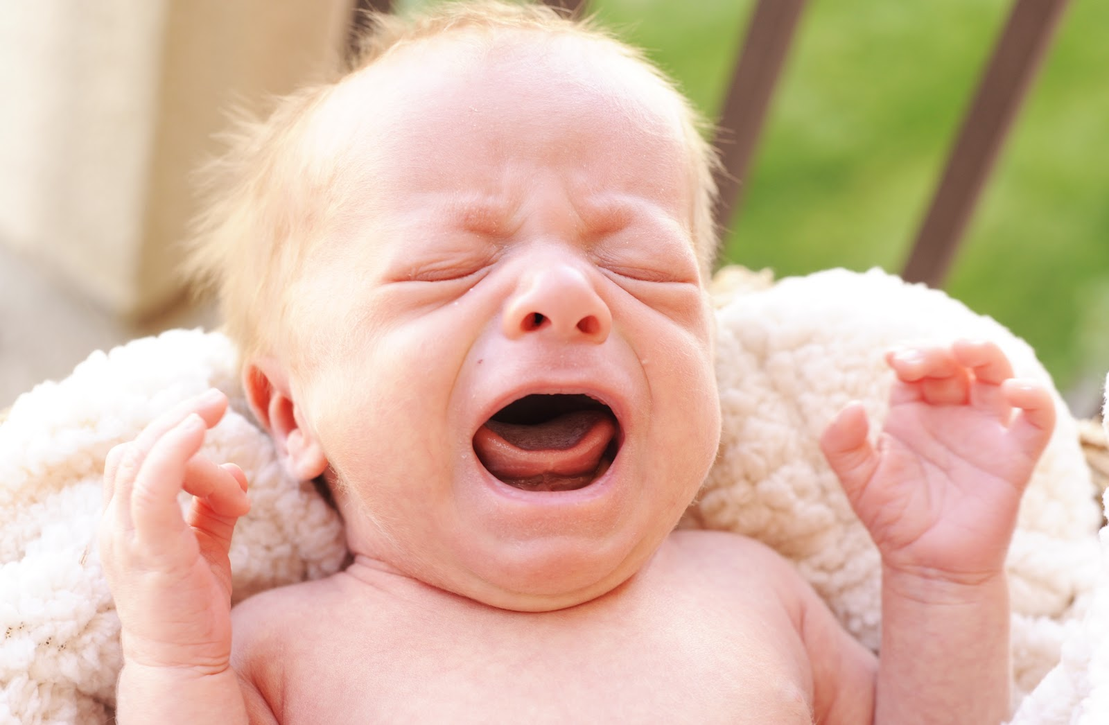 Почему малыш — плачет: 7 действий мамы, которые могут его раздражать