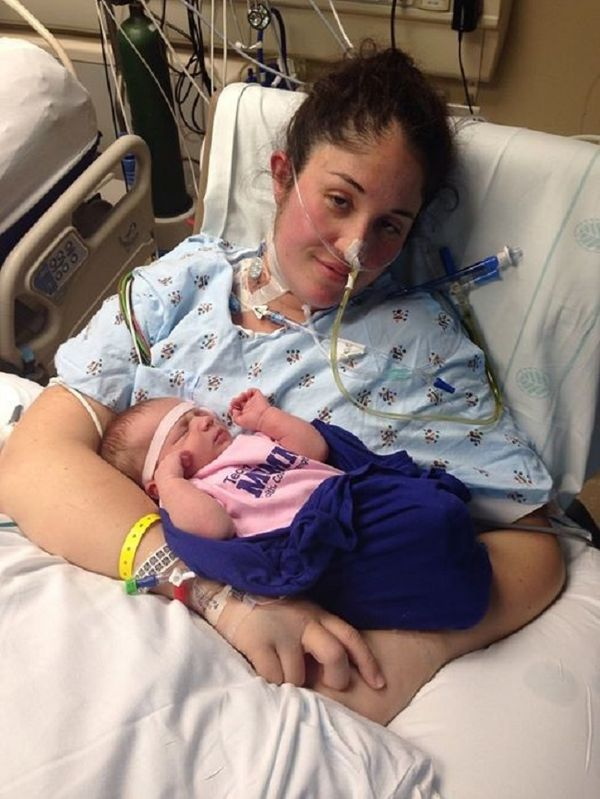 Это чудо: новорожденная малышка вернула свою маму — к жизни