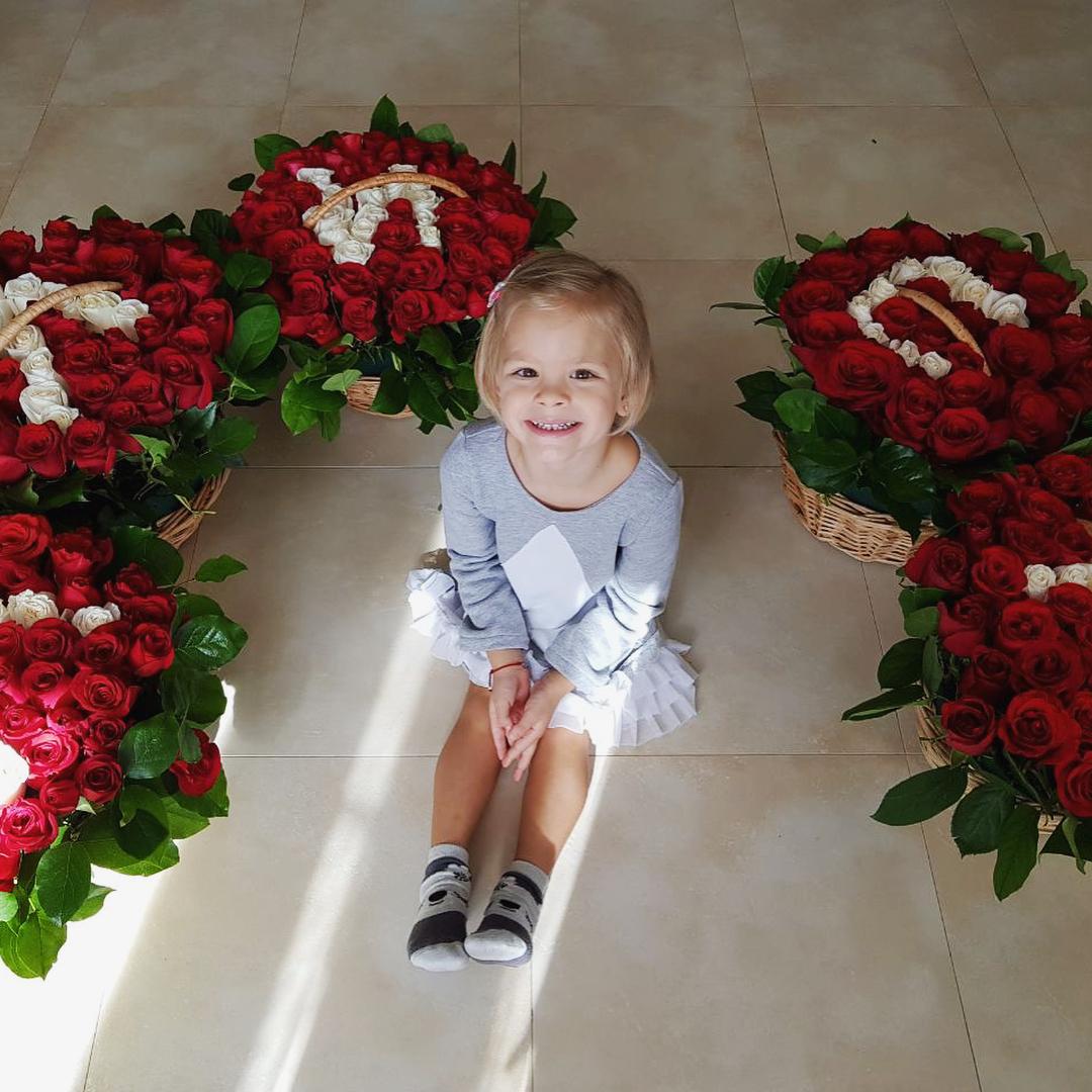 Какой праздник — без цветов: Тимати выложил имя 3-летней дочки из роз