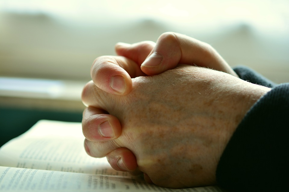 Как выбрать крестных для ребенка: советы из Библии и от священников 