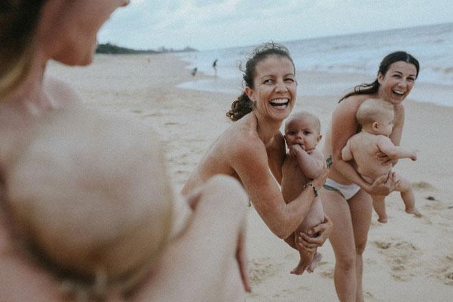 14 кормящих матерей: на пляже в Австралии прошла уникальная фотосессия
