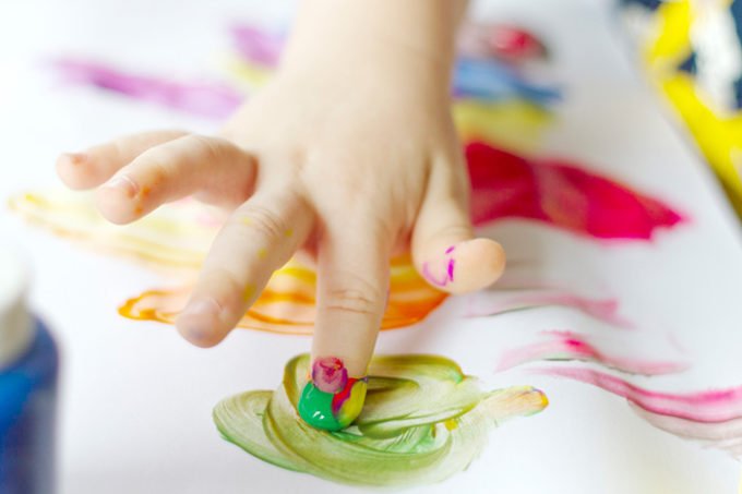 Безопасно и съедобно: 4 рецепта пальчиковых красок для малышей