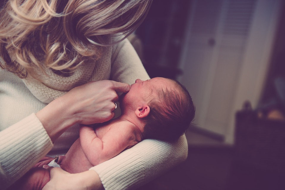 Если у грудничка — колики: 16 способов помочь малышу