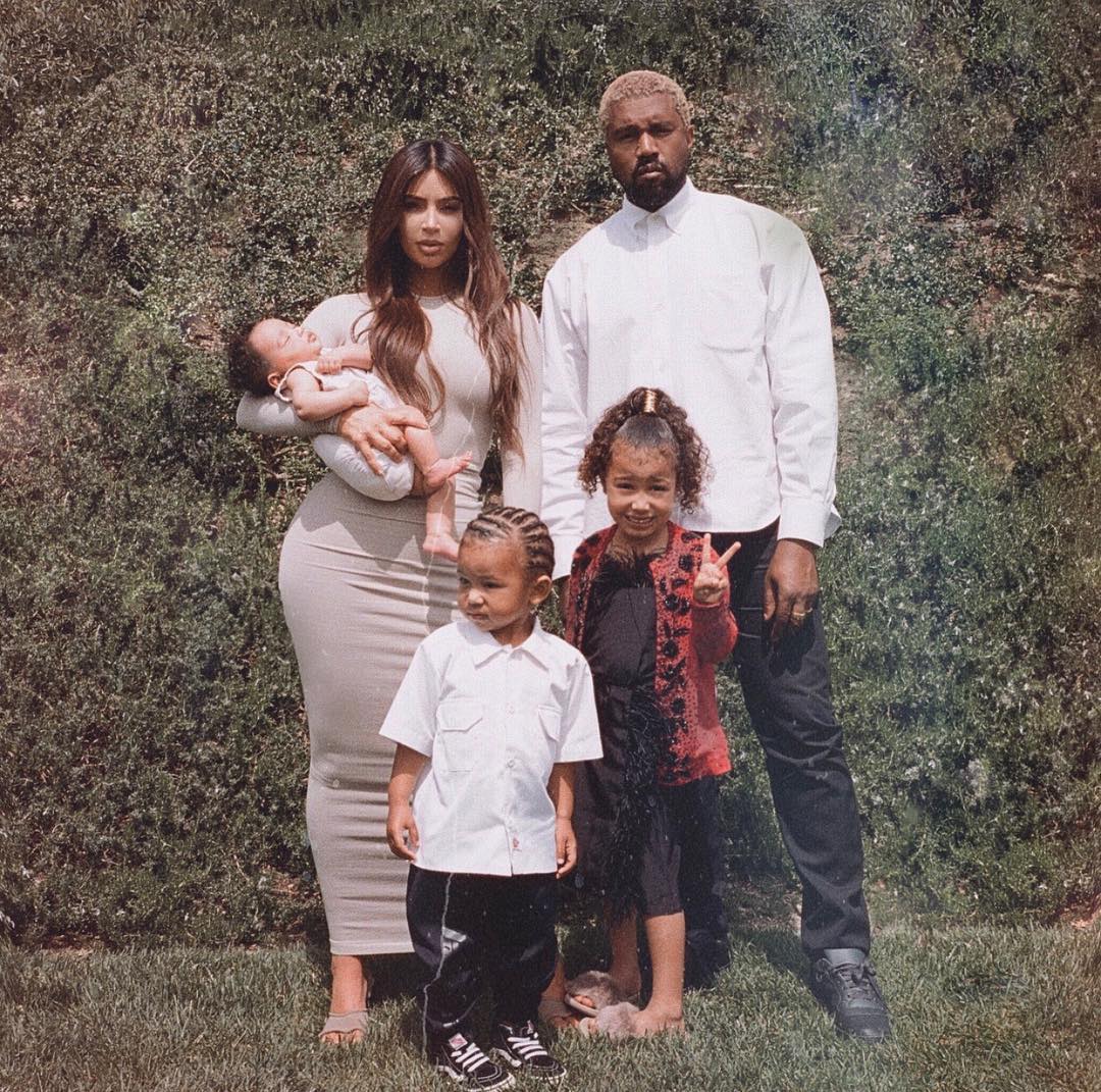 Полный комплект: Ким Кардашьян поделилась редким семейным снимком